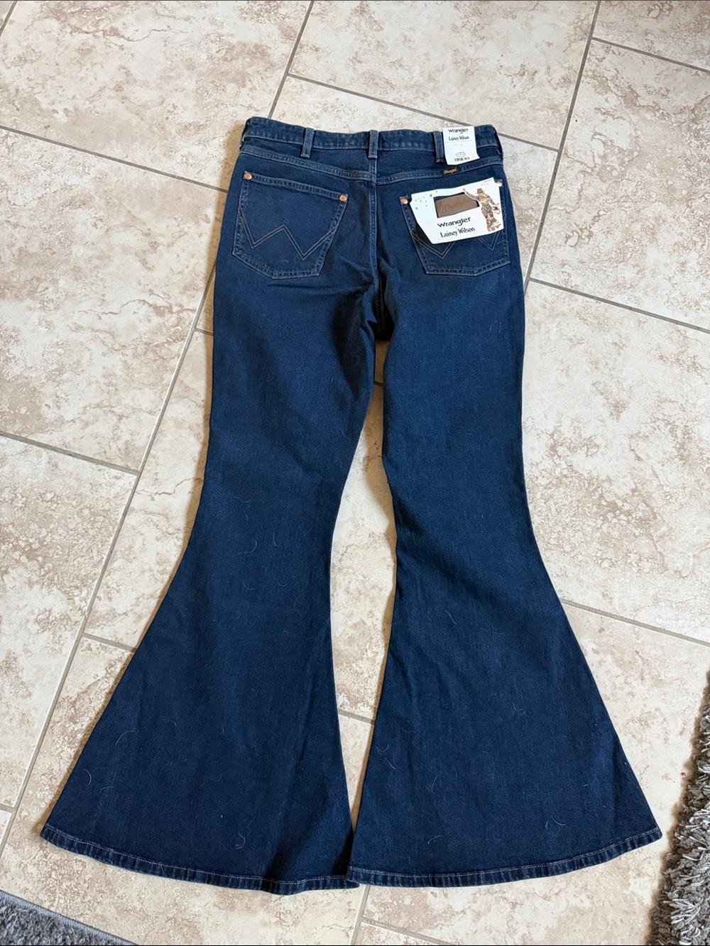NWT Lainey Wilson x Wrangler flare jeans 31x34 - Picture 6 of 7